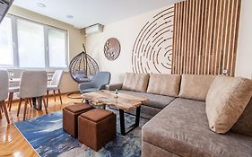 Top Center Retreat, Close To Main Street, Free Parking